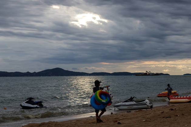 THAILAND SUITCASE MURDER, A beach toys vendor walks at sunset on the beach in Jomtien, south of Pattaya, Thailand, Tuesday, June 30, 2026. Australian man Simon Peter Carman has been charged with murder in Thailand after the body of a teenage girl was found stuffed in a suitcase by railroad tracks. ( NO ARCHIVING Pattaya Chon Buri Province Thailand Pattaya  Copyright: xDarioxPignatellix 20260701139655848227