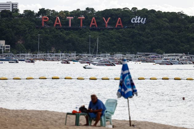 THAILAND SUITCASE MURDER, A tourist sits on the beach of Pattaya, Thailand, Tuesday, June 30, 2026. Australian man Simon Peter Carman has been charged with murder in Thailand after the body of a teenage girl was found stuffed in a suitcase by railroad tracks. ( NO ARCHIVING Pattaya Chon Buri Province Thailand Pattaya  Copyright: xDarioxPignatellix 20260701157187221240