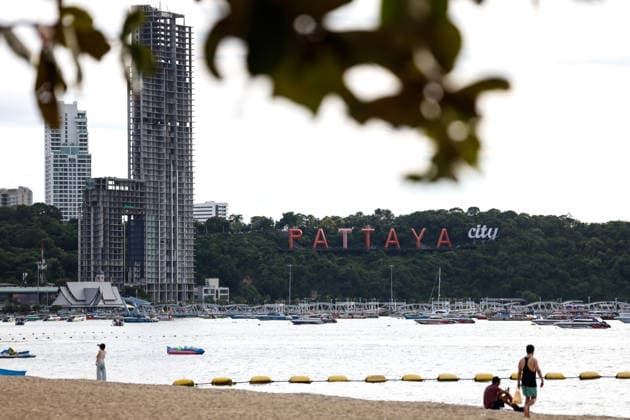 THAILAND SUITCASE MURDER, Tourists are seen on the beach in Pattaya, Thailand, Tuesday, June 30, 2026. Australian man Simon Peter Carman has been charged with murder in Thailand after the body of a teenage girl was found stuffed in a suitcase by railroad tracks. ( NO ARCHIVING Pattaya Chon Buri Province Thailand Pattaya  Copyright: xDarioxPignatellix 20260701170378526718
