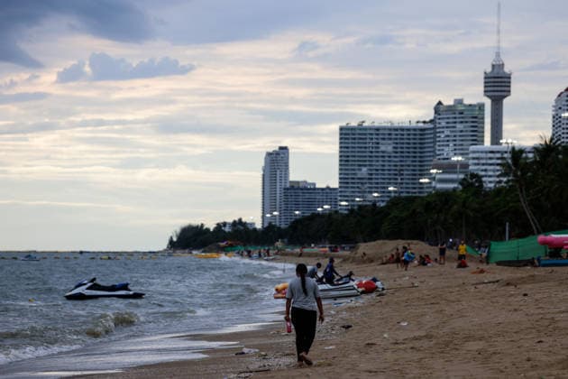 THAILAND SUITCASE MURDER, A tourist walks at sunset on the beach in Jomtien, south of Pattaya, Thailand, Tuesday, June 30, 2026. Australian man Simon Peter Carman has been charged with murder in Thailand after the body of a teenage girl was found stuffed in a suitcase by railroad tracks. ( NO ARCHIVING Pattaya Chon Buri Province Thailand Pattaya  Copyright: xDarioxPignatellix 20260701182940472338
