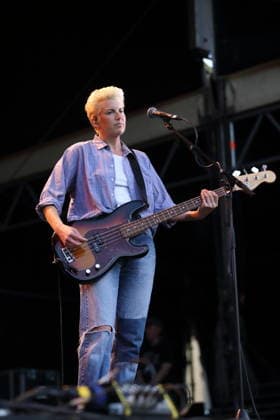Emma Richardson von der Band Pixies bei einem Konzert in der Zitadelle Spandau in Berlin, 30. Juni 2026. Pixies Konzert Berlin *** Emma Richardson of the band Pixies at a concert at the Spandau Citadel in Berlin, June 30, 2026 Pixies Concert Berlin