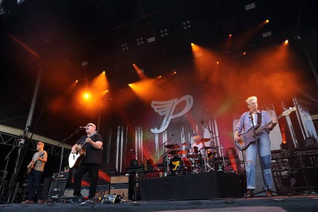 Joey Santiago, Black Francis, David Lovering und Emma Richardson, v.l., von der Band Pixies bei einem Konzert in der Zitadelle Spandau in Berlin, 30. Juni 2026. Pixies Konzert Berlin *** Joey Santiago, Black Francis, David Lovering, and Emma Richardson (from left), members of the band Pixies, at a concert at the Spandau Citadel in Berlin, June 30, 2026. Pixies Concert Berlin