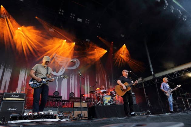 Joey Santiago, David Lovering, Black Francis und Emma Richardson, v.l., von der Band Pixies bei einem Konzert in der Zitadelle Spandau in Berlin, 30. Juni 2026. Pixies Konzert Berlin *** Joey Santiago, David Lovering, Black Francis, and Emma Richardson (from left), members of the band Pixies, at a concert at the Spandau Citadel in Berlin, June 30, 2026. Pixies Concert Berlin