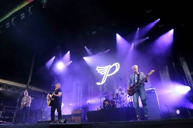 Joey Santiago, Black Francis, David Lovering und Emma Richardson, v.l., von der Band Pixies bei einem Konzert in der Zitadelle Spandau in Berlin, 30. Juni 2026. Pixies Konzert Berlin *** Joey Santiago, Black Francis, David Lovering, and Emma Richardson (from left), members of the band Pixies, at a concert at the Spandau Citadel in Berlin, June 30, 2026. Pixies Concert Berlin