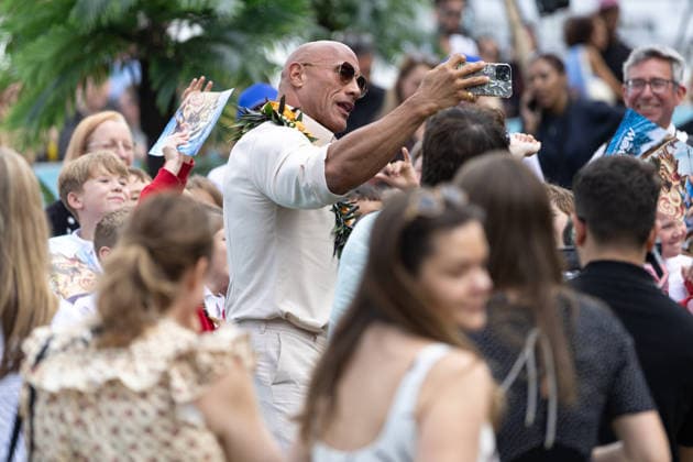 June 30, 2026, London, United Kingdom: Dwayne Johnson takes selfies with fans at the Moana Experience Media Launch, at Potters Fields, London. London United Kingdom - ZUMAs197 20260630_aaa_s197_140 Copyright: xPhilxLewisx