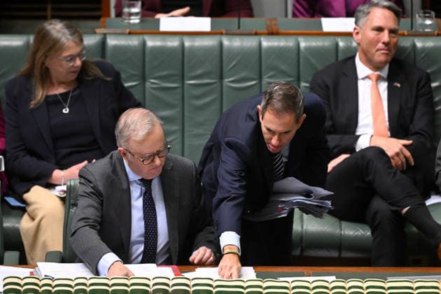 QUESTION TIME, Australian Prime Minister Anthony Albanese speaks to Australian Treasurer Jim Chalmers during Question Time in the House of Representatives at Parliament House in Canberra, Wednesday, July 1, 2026. ( NO ARCHIVING CANBERRA AUSTRALIAN CAPITAL TERRITORY AUSTRALIA  Copyright: xLUKASxCOCHx 20260701172370345160