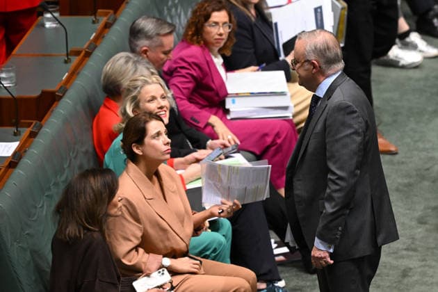 QUESTION TIME, Australian Prime Minister Anthony Albanese speaks to Australian Communications Minsiter Anika Wells during Question Time in the House of Representatives at Parliament House in Canberra, Wednesday, July 1, 2026. ( NO ARCHIVING CANBERRA AUSTRALIAN CAPITAL TERRITORY AUSTRALIA  Copyright: xLUKASxCOCHx 20260701195560517266
