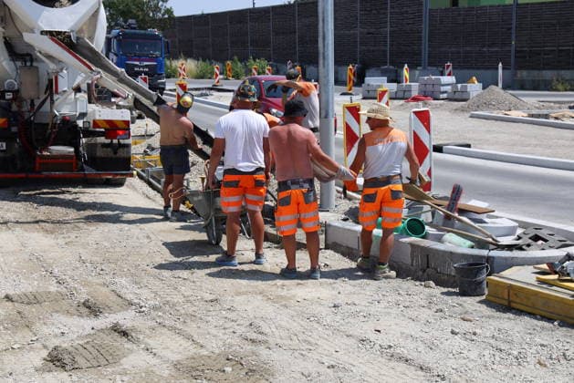 Hitzewelle arbeiten bei extremer Hitze Wien, Hausfeld, 30 06 2026 Arbeiten im Freien - Hitzeschutz - Hitzewarnstufe *** Heat Wave: Working in Extreme Heat—Vienna, Hausfeld, June 30, 2026; Outdoor Work; Heat Protection; Heat Alert Level 