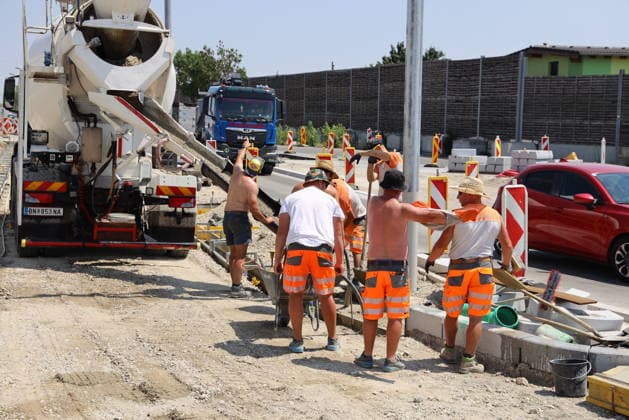 Hitzewelle arbeiten bei extremer Hitze Wien, Hausfeld, 30 06 2026 Arbeiten im Freien - Hitzeschutz - Hitzewarnstufe *** Heat Wave: Working in Extreme Heat—Vienna, Hausfeld, June 30, 2026; Outdoor Work; Heat Protection; Heat Alert Level 
