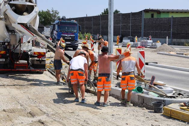Hitzewelle arbeiten bei extremer Hitze Wien, Hausfeld, 30 06 2026 Arbeiten im Freien - Hitzeschutz - Hitzewarnstufe *** Heat Wave: Working in Extreme Heat—Vienna, Hausfeld, June 30, 2026; Outdoor Work; Heat Protection; Heat Alert Level 