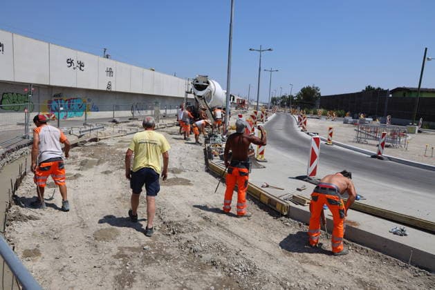 Hitzewelle arbeiten bei extremer Hitze Wien, Hausfeld, 30 06 2026 Arbeiten im Freien - Hitzeschutz - Hitzewarnstufe *** Heat Wave: Working in Extreme Heat—Vienna, Hausfeld, June 30, 2026; Outdoor Work; Heat Protection; Heat Alert Level 