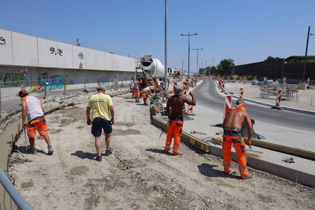 Hitzewelle arbeiten bei extremer Hitze Wien, Hausfeld, 30 06 2026 Arbeiten im Freien - Hitzeschutz - Hitzewarnstufe *** Heat Wave: Working in Extreme Heat—Vienna, Hausfeld, June 30, 2026; Outdoor Work; Heat Protection; Heat Alert Level 