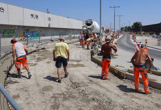 Hitzewelle arbeiten bei extremer Hitze Wien, Hausfeld, 30 06 2026 Arbeiten im Freien - Hitzeschutz - Hitzewarnstufe *** Heat Wave: Working in Extreme Heat—Vienna, Hausfeld, June 30, 2026; Outdoor Work; Heat Protection; Heat Alert Level 