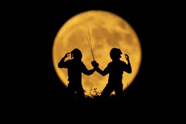 Full moon in northern Iraq ERBIL, IRAQ - JUNE 30: Silhouettes of fencing athletes practicing outdoors under a bright full moon at dusk are seen in Erbil, Iraq on June 30, 2026. Ahsan Mohammed Ahmed Ahmed Anadolu Erbil Iraq. Editorial use only. Please get in touch for any other usage.  Copyright: x2026xAnadoluxAhsanxMohammedxAhmedxAhmedx