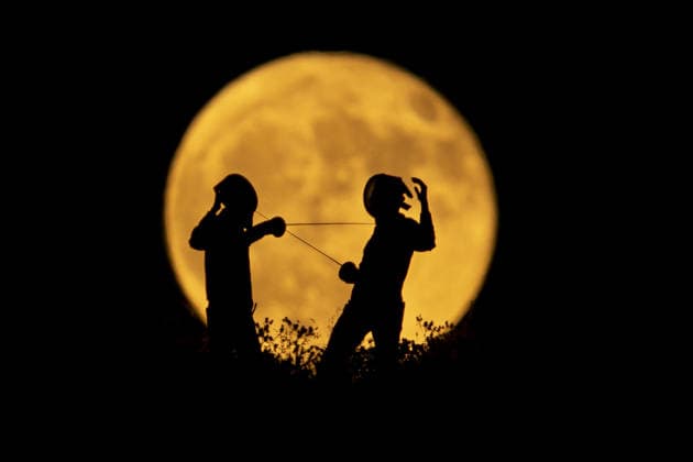 Full moon in northern Iraq ERBIL, IRAQ - JUNE 30: Silhouettes of fencing athletes practicing outdoors under a bright full moon at dusk are seen in Erbil, Iraq on June 30, 2026. Ahsan Mohammed Ahmed Ahmed Anadolu Erbil Iraq. Editorial use only. Please get in touch for any other usage.  Copyright: x2026xAnadoluxAhsanxMohammedxAhmedxAhmedx
