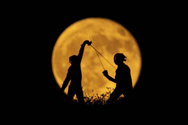 Full moon in northern Iraq ERBIL, IRAQ - JUNE 30: Silhouettes of fencing athletes practicing outdoors under a bright full moon at dusk are seen in Erbil, Iraq on June 30, 2026. Ahsan Mohammed Ahmed Ahmed Anadolu Erbil Iraq. Editorial use only. Please get in touch for any other usage.  Copyright: x2026xAnadoluxAhsanxMohammedxAhmedxAhmedx