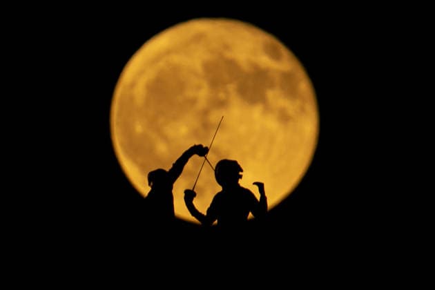 Full moon in northern Iraq ERBIL, IRAQ - JUNE 30: Silhouettes of fencing athletes practicing outdoors under a bright full moon at dusk are seen in Erbil, Iraq on June 30, 2026. Ahsan Mohammed Ahmed Ahmed Anadolu Erbil Iraq. Editorial use only. Please get in touch for any other usage.  Copyright: x2026xAnadoluxAhsanxMohammedxAhmedxAhmedx