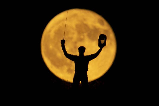 Full moon in northern Iraq ERBIL, IRAQ - JUNE 30: Silhouettes of fencing athletes practicing outdoors under a bright full moon at dusk are seen in Erbil, Iraq on June 30, 2026. Ahsan Mohammed Ahmed Ahmed Anadolu Erbil Iraq. Editorial use only. Please get in touch for any other usage.  Copyright: x2026xAnadoluxAhsanxMohammedxAhmedxAhmedx