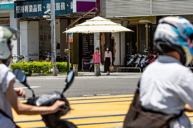 July 1, 2026, Kaohsiung City, Kaohsiung City, Taiwan: A street view captured near a smart transit station shows pedestrians waiting to cross the avenue by a manual pedestrian parasol trialed in Kaohsiung, Taiwan, on July 1, 2026 Kaohsiung City Taiwan - ZUMAh198 20260701_zip_h198_005 Copyright: xCheng-ChiaxHuangx