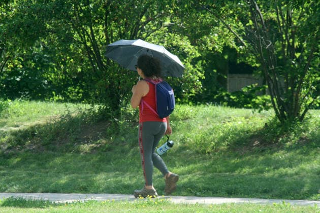 Heatwave In Toronto, Canada A woman holds an umbrella to shield herself from the sun while walking during a heatwave in Toronto, Ontario, Canada, on June 30, 2026. Southern Ontario is experiencing an extended heatwave, with temperatures potentially reaching 45 C on the humidex. The City of Toronto has issued an orange heat warning. The high temperatures are expected to persist for several days and will be accompanied by a very high UV index. Toronto Ontario Canada  Copyright: xCreativexTouchxImagingxLtdx originalFilename: friedman-heatwave260630_npynf.jpg