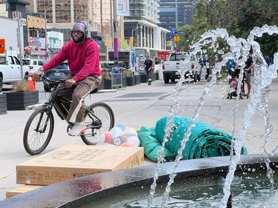 Heatwave In Toronto, Canada A man rides a bike past a public fountain during a heatwave in Toronto, Ontario, Canada, on June 30, 2026. Southern Ontario experiences an extended heatwave, with temperatures potentially reaching 45 C on the humidex. The City of Toronto has issued an orange heat warning. The high temperatures are expected to persist for several days and will be accompanied by a very high UV index. Toronto Ontario Canada  Copyright: xCreativexTouchxImagingxLtdx originalFilename: friedman-heatwave260630_npHC4.jpg