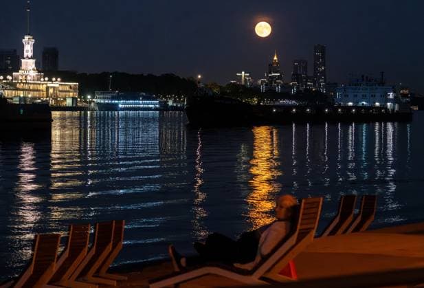Russia Full Moon 9198152 30.06.2026 The summer s first full Moon, known as the Strawberry Moon, rises in the sky in Moscow, Russia. Maksim Blinov Sputnik Moscow Russia  Copyright: xMaksimxBlinovx