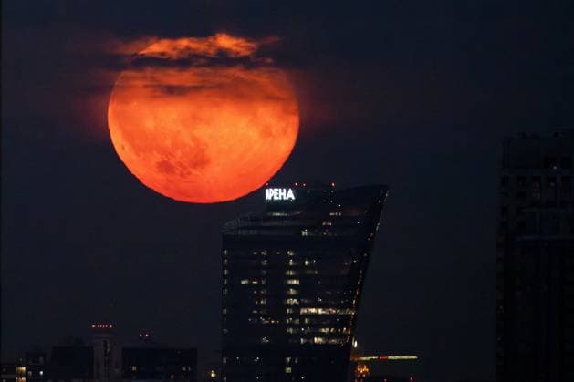 Russia Full Moon 9198153 30.06.2026 The summer s first full Moon, known as the Strawberry Moon, rises in the sky in Moscow, Russia. Maksim Blinov Sputnik Moscow Russia  Copyright: xMaksimxBlinovx