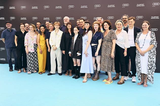 Sithembile Menck, Konstantin Lindhorst, Max Hemmersdorfer, Sarina Radomski, Peter Fieseler, Fabian Hinrichs, Kim Riedle, Mariella Aumann, Dustin Loose, Sarah Bauerett, und Philip Günsch mit Cast und Team bei der Premiere des ARD-Films Chamäleon auf dem 43. Filmfest München 2026 in der Hochschule für Fernsehen und Film. München, 30.06.2026 *** Sithembile Menck, Konstantin Lindhorst, Max Hemmersdorfer, Sarina Radomski, Peter Fieseler, Fabian Hinrichs, Kim Riedle, Mariella Aumann, Dustin Loose, Sarah Bauerett, and Philip Günsch with the cast and crew at the premiere of the ARD film *Chamäleon* at the 43rd Munich Film Festival 2026 at the University of Television and Film Munich, June 30, 2026 Foto:xB.xGillmannx xFuturexImagex chamaeleon_6602