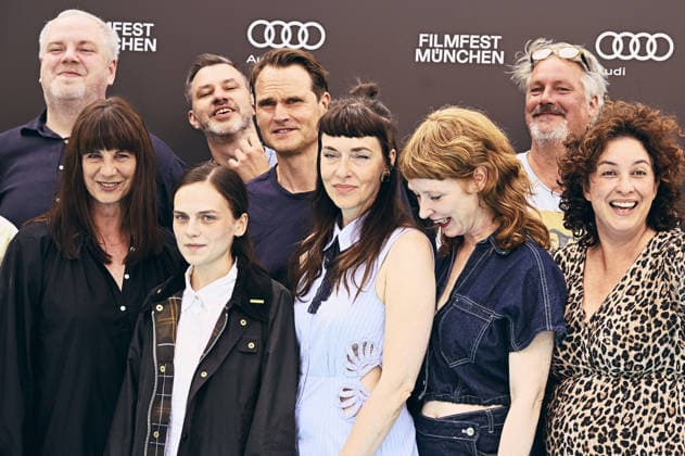 Dustin Loose, Gast, Mariella Aumann, Max Hemmersdorfer, Fabian Hinrichs, Kim Riedle und Gäste bei der Premiere des ARD-Films Chamäleon auf dem 43. Filmfest München 2026 in der Hochschule für Fernsehen und Film. München, 30.06.2026 *** Dustin Loose, guest, Mariella Aumann, Max Hemmersdorfer, Fabian Hinrichs, Kim Riedle, and guests at the premiere of the ARD film *Chamäleon* at the 43rd Munich Film Festival 2026 at the University of Television and Film Munich, June 30, 2026 Foto:xB.xGillmannx xFuturexImagex chamaeleon_6606