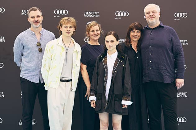 Frederic Hambalek, Philip Günsch, Gast, Mariella Aumann, Gast und Dustin Loose bei der Premiere des ARD-Films Chamäleon auf dem 43. Filmfest München 2026 in der Hochschule für Fernsehen und Film. München, 30.06.2026 *** Frederic Hambalek, Philip Günsch, Guest, Mariella Aumann, Guest, and Dustin Loose at the premiere of the ARD film *Chamäleon* at the 43rd Munich Film Festival 2026 at the University of Television and Film Munich, June 30, 2026 Foto:xB.xGillmannx xFuturexImagex chamaeleon_6608