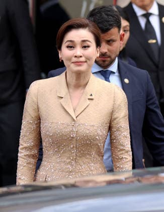 King Maha Vajiralongkorn and Queen Suthida of Thailand visiting the Museum of Decorative Arts in Paris King Maha Vajiralongkorn and Queen Suthida of Thailand visiting the Museum of Decorative Arts in Paris, France on June 30, 2026  Copyright: xDidierxFereyx