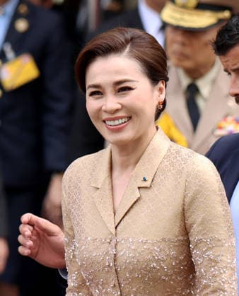 King Maha Vajiralongkorn and Queen Suthida of Thailand visiting the Museum of Decorative Arts in Paris King Maha Vajiralongkorn and Queen Suthida of Thailand visiting the Museum of Decorative Arts in Paris, France on June 30, 2026  Copyright: xDidierxFereyx