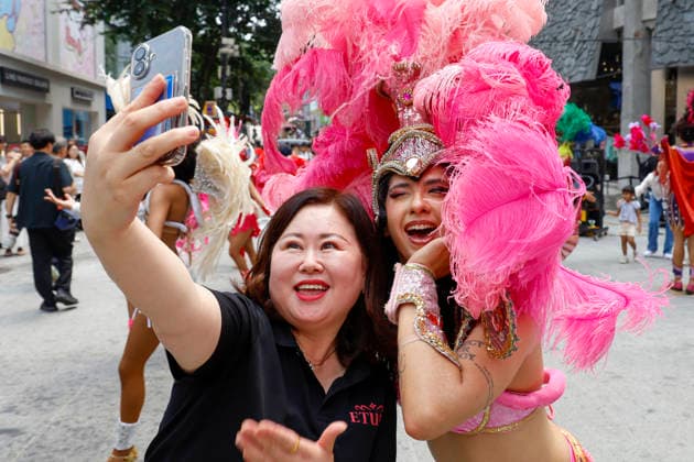 Dancers perform samba show summer festival in Seoul Dancers from Lotte World, a South Korean theme park, pose for photos with visitors after performing a samba show during a summer festival promotional event in the Myeongdong shopping district in Seoul, South Korea, on July 01, 2026. Seoul South Korea  Copyright: xMatrixxImagesx xJungxUi-Chelx