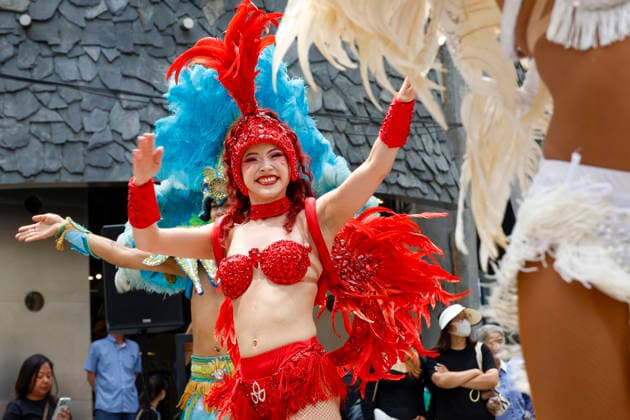 Dancers perform samba show summer festival in Seoul Dancers from Lotte World, a South Korean theme park, perform a samba show during a summer festival promotional event in the Myeongdong shopping district in Seoul, South Korea, on July 01, 2026. Seoul South Korea  Copyright: xMatrixxImagesx xJungxUi-Chelx