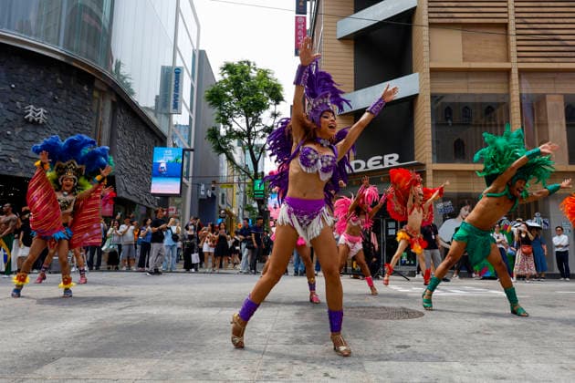 Dancers perform samba show summer festival in Seoul Dancers from Lotte World, a South Korean theme park, perform a samba show during a summer festival promotional event in the Myeongdong shopping district in Seoul, South Korea, on July 01, 2026. Seoul South Korea  Copyright: xMatrixxImagesx xJungxUi-Chelx