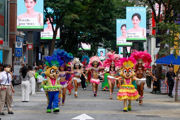 Dancers perform samba show summer festival in Seoul Dancers from Lotte World, a South Korean theme park, perform a samba show during a summer festival promotional event in the Myeongdong shopping district in Seoul, South Korea, on July 01, 2026. Seoul South Korea  Copyright: xMatrixxImagesx xJungxUi-Chelx