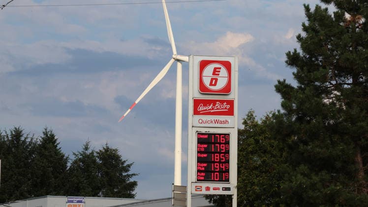 30.06.2026, xrekx, Wirtschaft Energiepreise, Tankstellenpreise, Der letzte Tag mit dem Tankrabatt Waldmohr *** June 30, 2026, xrekx, Economy, Energy Prices, Gas Station Prices, The Last Day of the Waldmohr Gas Rebate