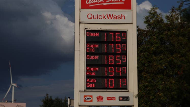 30.06.2026, xrekx, Wirtschaft Energiepreise, Tankstellenpreise, Der letzte Tag mit dem Tankrabatt Waldmohr *** June 30, 2026, xrekx, Economy, Energy Prices, Gas Station Prices, The Last Day of the Waldmohr Gas Rebate