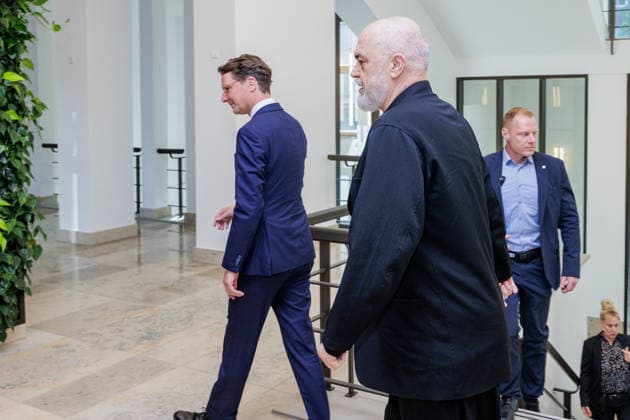 01.07.2026. Düsseldorf. NRW-Ministerpräsident Hendrik Wüst (l) empfängt den Ministerpräsidenten der Republik Albanien Edi Rama (vorne) in der Staatskanzlei des Landes Nordrhein-Westfalen. Düsseldorf Staatskanzlei Nordrhein-Westfalen Deutschland *** July 1, 2026, Düsseldorf, North Rhine-Westphalia: Minister President Hendrik Wüst welcomes Edi Rama, Minister President of the Republic of Albania, at the State Chancellery of North Rhine-Westphalia in Düsseldorf, State Chancellery of North Rhine-Westphalia, Germany