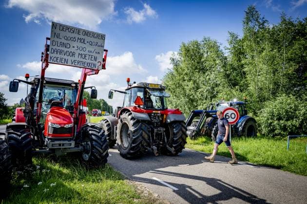 BERGAMBACHT - A group of farmers is gathering to drive to The Hague with tractors to protest against the cabinet s new nitrogen plans. The House of Representatives is debating the nitrogen plans, and dissatisfied farmers are expected to attend that debate. ROBIN UTRECHT ANP netherlands out - belgium out  Copyright: xx x562519850x originalFilename: 562519850.jpg