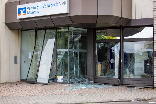 Geldautomat gesprengt Täter flüchten mit dunklem Audi Polizeihubschrauber im Einsatz Am 01.07.2026 sprengten Unbekannte gegen 4.25 Uhr einen Geldautomaten in einer Bankfiliale in der Frankfurter Straße in Nieder-Roden, Rodgau. Die Täter flüchteten anschließend mit einem dunklen Auto, mutmaßlich einem Audi. Anwohner hatten einen lauten Knall gehört und die Polizei informiert, mindestens zwei Personen waren mit Taschenlampen in der Bankfiliale unterwegs. Bei der Fahndung nach den Tätern war auch der Polizeihubschrauber im Einsatz. Erbeutete Geldsumme und Sachschaden waren zum Zeitpunkt der Berichterstattung noch nicht bekannt. Rodgau Nieder-Roden Hessen Deutschland *** ATM Blown Up; Suspects Flee in Dark Audi; Police Helicopt