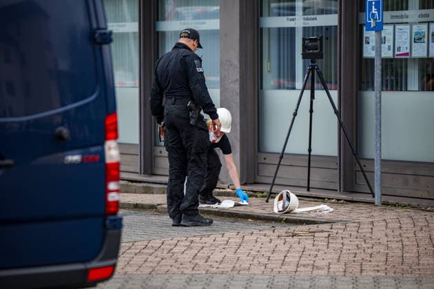 Geldautomat gesprengt Täter flüchten mit dunklem Audi Polizeihubschrauber im Einsatz Am 01.07.2026 sprengten Unbekannte gegen 4.25 Uhr einen Geldautomaten in einer Bankfiliale in der Frankfurter Straße in Nieder-Roden, Rodgau. Die Täter flüchteten anschließend mit einem dunklen Auto, mutmaßlich einem Audi. Anwohner hatten einen lauten Knall gehört und die Polizei informiert, mindestens zwei Personen waren mit Taschenlampen in der Bankfiliale unterwegs. Bei der Fahndung nach den Tätern war auch der Polizeihubschrauber im Einsatz. Erbeutete Geldsumme und Sachschaden waren zum Zeitpunkt der Berichterstattung noch nicht bekannt. Rodgau Nieder-Roden Hessen Deutschland *** ATM Blown Up; Suspects Flee in Dark Audi; Police Helicopt