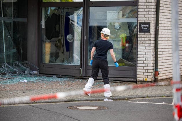Geldautomat gesprengt Täter flüchten mit dunklem Audi Polizeihubschrauber im Einsatz Am 01.07.2026 sprengten Unbekannte gegen 4.25 Uhr einen Geldautomaten in einer Bankfiliale in der Frankfurter Straße in Nieder-Roden, Rodgau. Die Täter flüchteten anschließend mit einem dunklen Auto, mutmaßlich einem Audi. Anwohner hatten einen lauten Knall gehört und die Polizei informiert, mindestens zwei Personen waren mit Taschenlampen in der Bankfiliale unterwegs. Bei der Fahndung nach den Tätern war auch der Polizeihubschrauber im Einsatz. Erbeutete Geldsumme und Sachschaden waren zum Zeitpunkt der Berichterstattung noch nicht bekannt. Rodgau Nieder-Roden Hessen Deutschland *** ATM Blown Up; Suspects Flee in Dark Audi; Police Helicopt