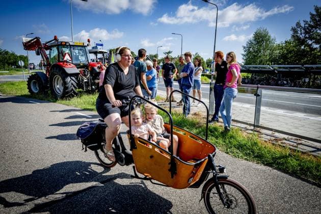BERGAMBACHT - A group of farmers is gathering to drive to The Hague with tractors to protest against the cabinet s new nitrogen plans. The House of Representatives is debating the nitrogen plans, and dissatisfied farmers are expected to attend that debate. ROBIN UTRECHT ANP netherlands out - belgium out  Copyright: xx x562519877x originalFilename: 562519877.jpg
