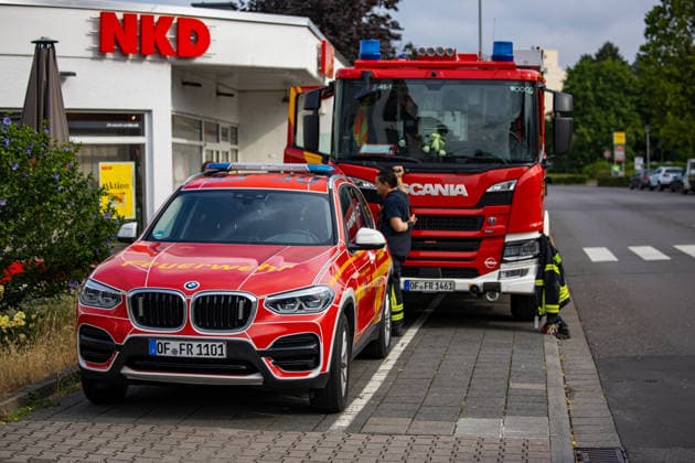 Geldautomat gesprengt Täter flüchten mit dunklem Audi Polizeihubschrauber im Einsatz Am 01.07.2026 sprengten Unbekannte gegen 4.25 Uhr einen Geldautomaten in einer Bankfiliale in der Frankfurter Straße in Nieder-Roden, Rodgau. Die Täter flüchteten anschließend mit einem dunklen Auto, mutmaßlich einem Audi. Anwohner hatten einen lauten Knall gehört und die Polizei informiert, mindestens zwei Personen waren mit Taschenlampen in der Bankfiliale unterwegs. Bei der Fahndung nach den Tätern war auch der Polizeihubschrauber im Einsatz. Erbeutete Geldsumme und Sachschaden waren zum Zeitpunkt der Berichterstattung noch nicht bekannt. Rodgau Nieder-Roden Hessen Deutschland *** ATM Blown Up; Suspects Flee in Dark Audi; Police Helicopt