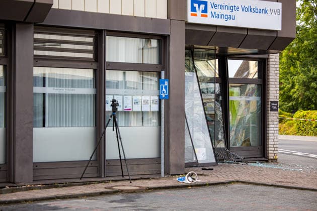 Geldautomat gesprengt Täter flüchten mit dunklem Audi Polizeihubschrauber im Einsatz Am 01.07.2026 sprengten Unbekannte gegen 4.25 Uhr einen Geldautomaten in einer Bankfiliale in der Frankfurter Straße in Nieder-Roden, Rodgau. Die Täter flüchteten anschließend mit einem dunklen Auto, mutmaßlich einem Audi. Anwohner hatten einen lauten Knall gehört und die Polizei informiert, mindestens zwei Personen waren mit Taschenlampen in der Bankfiliale unterwegs. Bei der Fahndung nach den Tätern war auch der Polizeihubschrauber im Einsatz. Erbeutete Geldsumme und Sachschaden waren zum Zeitpunkt der Berichterstattung noch nicht bekannt. Rodgau Nieder-Roden Hessen Deutschland *** ATM Blown Up; Suspects Flee in Dark Audi; Police Helicopt