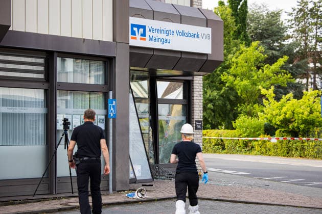 Geldautomat gesprengt Täter flüchten mit dunklem Audi Polizeihubschrauber im Einsatz Am 01.07.2026 sprengten Unbekannte gegen 4.25 Uhr einen Geldautomaten in einer Bankfiliale in der Frankfurter Straße in Nieder-Roden, Rodgau. Die Täter flüchteten anschließend mit einem dunklen Auto, mutmaßlich einem Audi. Anwohner hatten einen lauten Knall gehört und die Polizei informiert, mindestens zwei Personen waren mit Taschenlampen in der Bankfiliale unterwegs. Bei der Fahndung nach den Tätern war auch der Polizeihubschrauber im Einsatz. Erbeutete Geldsumme und Sachschaden waren zum Zeitpunkt der Berichterstattung noch nicht bekannt. Rodgau Nieder-Roden Hessen Deutschland *** ATM Blown Up; Suspects Flee in Dark Audi; Police Helicopt