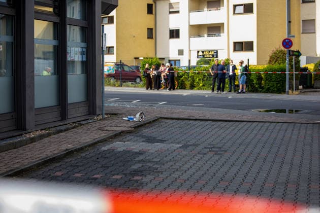 Geldautomat gesprengt Täter flüchten mit dunklem Audi Polizeihubschrauber im Einsatz Am 01.07.2026 sprengten Unbekannte gegen 4.25 Uhr einen Geldautomaten in einer Bankfiliale in der Frankfurter Straße in Nieder-Roden, Rodgau. Die Täter flüchteten anschließend mit einem dunklen Auto, mutmaßlich einem Audi. Anwohner hatten einen lauten Knall gehört und die Polizei informiert, mindestens zwei Personen waren mit Taschenlampen in der Bankfiliale unterwegs. Bei der Fahndung nach den Tätern war auch der Polizeihubschrauber im Einsatz. Erbeutete Geldsumme und Sachschaden waren zum Zeitpunkt der Berichterstattung noch nicht bekannt. Rodgau Nieder-Roden Hessen Deutschland *** ATM Blown Up; Suspects Flee in Dark Audi; Police Helicopt