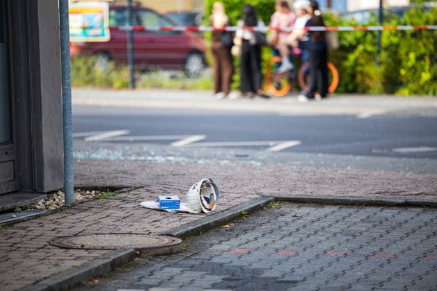 Geldautomat gesprengt Täter flüchten mit dunklem Audi Polizeihubschrauber im Einsatz Am 01.07.2026 sprengten Unbekannte gegen 4.25 Uhr einen Geldautomaten in einer Bankfiliale in der Frankfurter Straße in Nieder-Roden, Rodgau. Die Täter flüchteten anschließend mit einem dunklen Auto, mutmaßlich einem Audi. Anwohner hatten einen lauten Knall gehört und die Polizei informiert, mindestens zwei Personen waren mit Taschenlampen in der Bankfiliale unterwegs. Bei der Fahndung nach den Tätern war auch der Polizeihubschrauber im Einsatz. Erbeutete Geldsumme und Sachschaden waren zum Zeitpunkt der Berichterstattung noch nicht bekannt. Rodgau Nieder-Roden Hessen Deutschland *** ATM Blown Up; Suspects Flee in Dark Audi; Police Helicopt