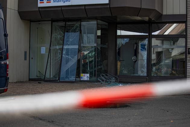 Geldautomat gesprengt Täter flüchten mit dunklem Audi Polizeihubschrauber im Einsatz Am 01.07.2026 sprengten Unbekannte gegen 4.25 Uhr einen Geldautomaten in einer Bankfiliale in der Frankfurter Straße in Nieder-Roden, Rodgau. Die Täter flüchteten anschließend mit einem dunklen Auto, mutmaßlich einem Audi. Anwohner hatten einen lauten Knall gehört und die Polizei informiert, mindestens zwei Personen waren mit Taschenlampen in der Bankfiliale unterwegs. Bei der Fahndung nach den Tätern war auch der Polizeihubschrauber im Einsatz. Erbeutete Geldsumme und Sachschaden waren zum Zeitpunkt der Berichterstattung noch nicht bekannt. Rodgau Nieder-Roden Hessen Deutschland *** ATM Blown Up; Suspects Flee in Dark Audi; Police Helicopt